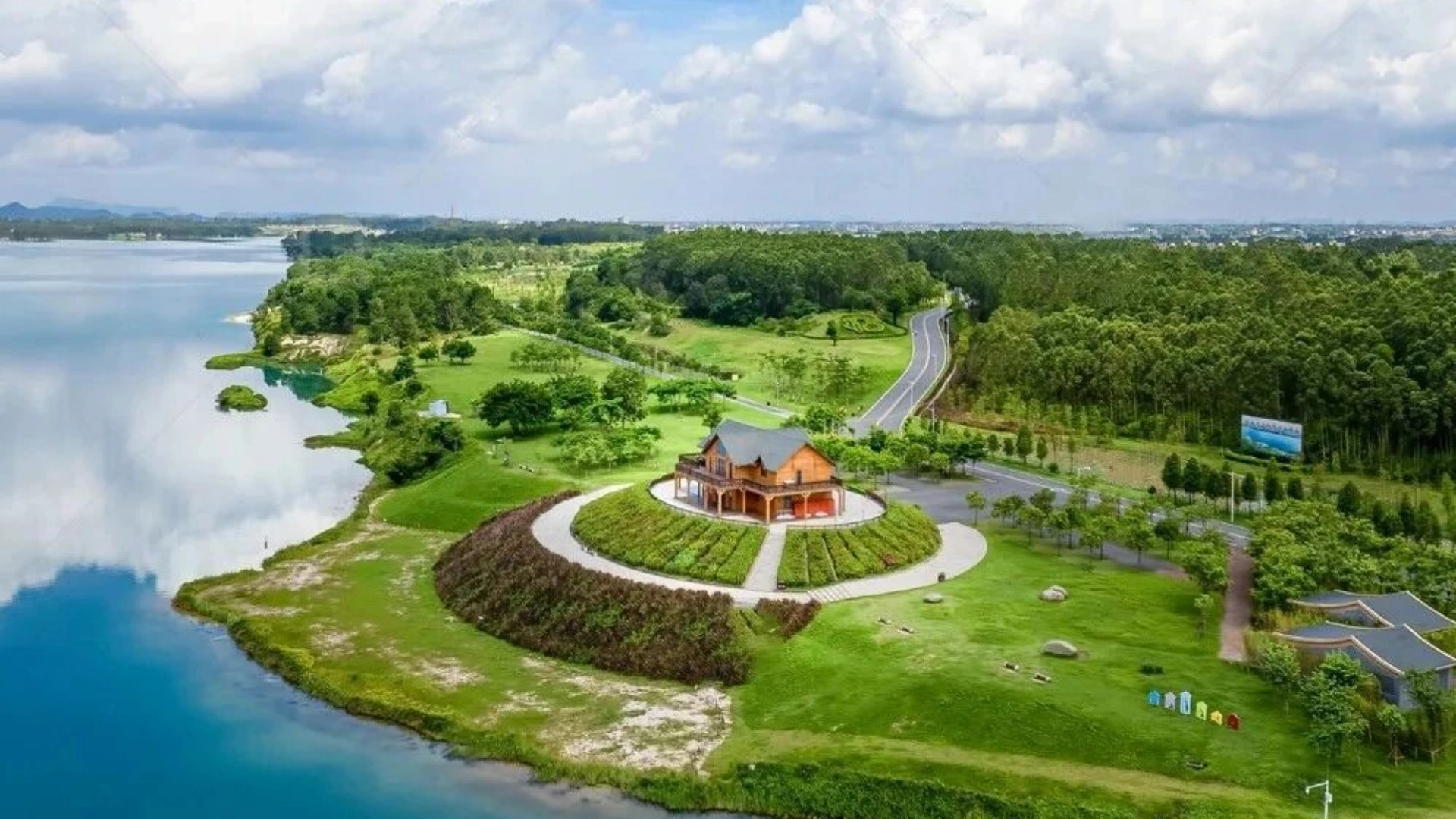 茂南举办“苏联专家楼”美食文化嘉年华暨“文艺赋美乡村”惠民活动